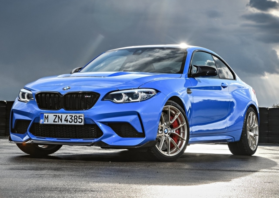 파란색 BMW 스포츠카가 야외 도로에 주차되어 있다.