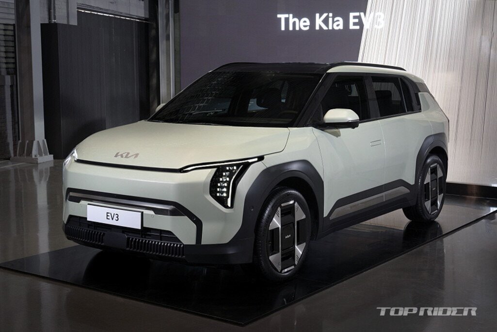 기아의 전기 SUV EV3가 실내 전시장에서 디스플레이되고 있는 모습.