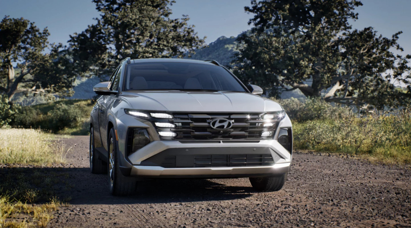 현대자동차 SUV 한 대가 야외 비포장 도로에 정면을 바라보고 서 있다.