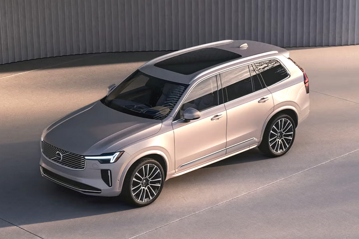 은색 대형 SUV 차량이 야외에 주차되어 있다.