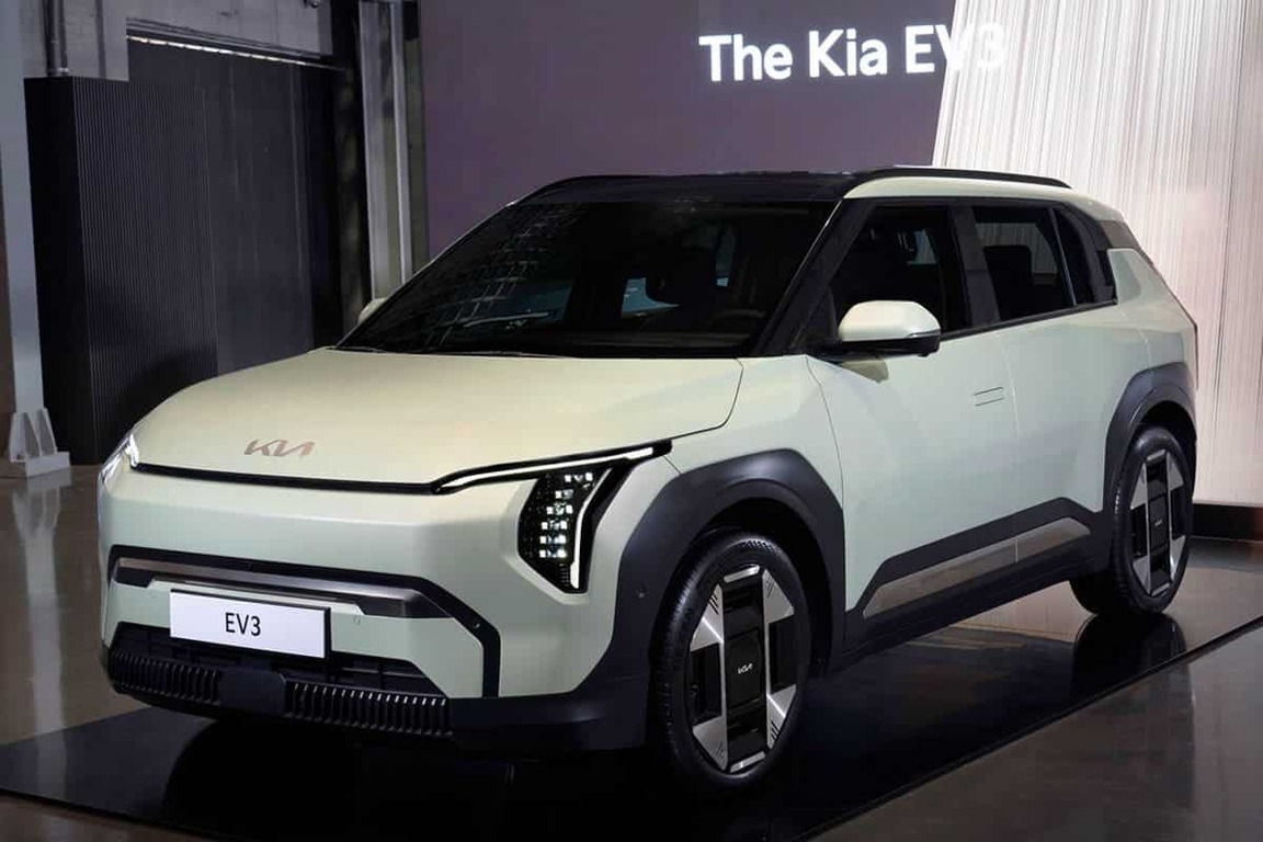 실내 전시장에서 전시 중인 기아 EV3 전기 SUV 차량의 측면과 앞부분 모습