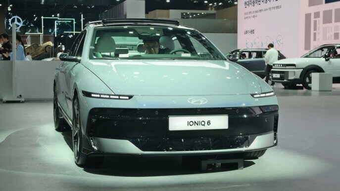 전시장에서 전면을 바라본 현대자동차의 아이오닉 6 전기차