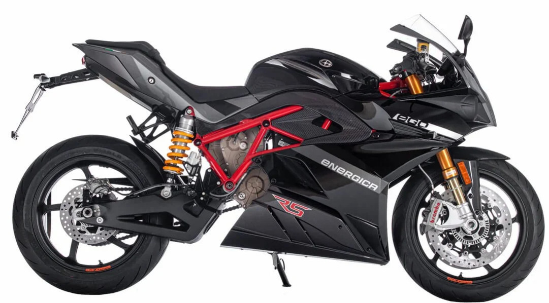 검은색과 빨간색 프레임이 돋보이는 에네르지카(Energica) 브랜드의 스포츠 전기 오토바이가 옆에서 보인다.