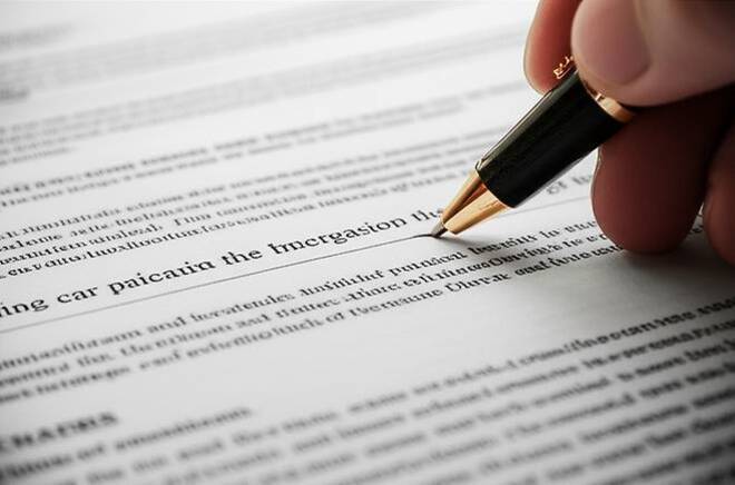 신차 구매 절차와 준비사항: 단계별 체크리스트로 완벽 준비하기 4 한 손이 펜을 들고 문서에 서명하려는 모습