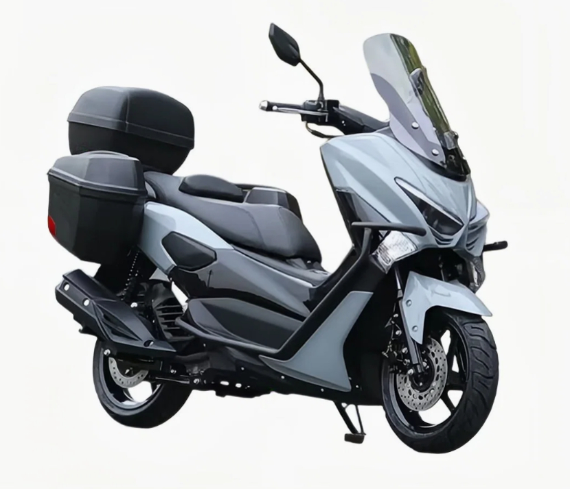 회색의 대형 스쿠터 오토바이가 짐을 실을 수 있는 큰 박스와 함께 옆에서 보인다.